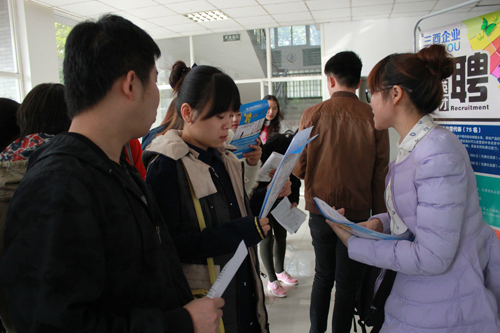 公司举办2015届毕业生招聘会