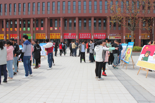 公司举办2016年雷锋月海报展活动