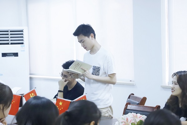 2025世俱杯官方员工党支部开展“不忘初心、牢记使命”主题教育学习