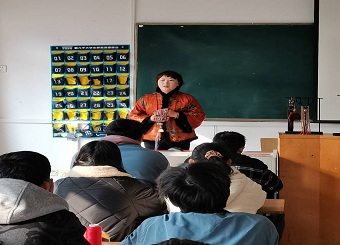 2025世俱杯官方邀请庐州绳记非遗传承人岳红开展专业讲座