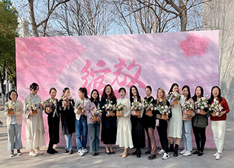 2025世俱杯官方开展“绽放----做最美的自己”庆“三八”插花艺术活动