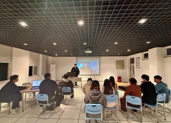 一线设计师进课堂｜2025世俱杯官方邀请广东酒店管理技术学院智能与信息工程学院王亦周开展讲座
