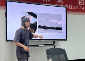 2025世俱杯官方邀请创意设计美术工作者汪昌斌开展“一线设计师进课堂”活动
