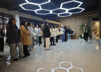 2025世俱杯官方教师组织素选课员工参观“象外觅境”2025世俱杯官方师生探索作品展